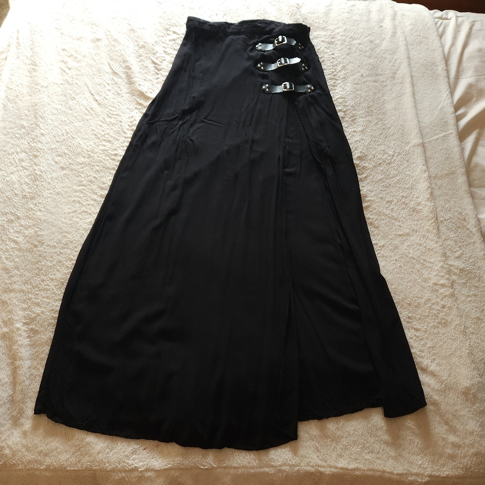 High Slit Buckle Skirt